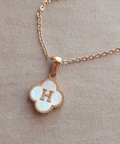 DIJE DE ACERO DORADO VAN CLEEF DE 13 MM CON INICIAL H Y CADENA ESPEJITO DE 45 CM