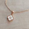DIJE DE ACERO DORADO VAN CLEEF DE 13 MM CON INICIAL O Y CADENA ESPEJITO DE 45 CM