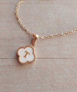 DIJE DE ACERO DORADO VAN CLEEF DE 13 MM CON INICIAL T Y CADENA ESPEJITO DE 45 CM