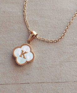 DIJE DE ACERO DORADO VAN CLEEF DE 13 MM CON INICIAL K Y CADENA ESPEJITO DE 45 CM