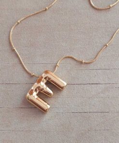 DIJE DE ACERO DORADO INICIAL E DE 15 X 20 MM CON CADENA CLAPTON CON BOLITAS DE 40 CM + EXT. DE 5 CM