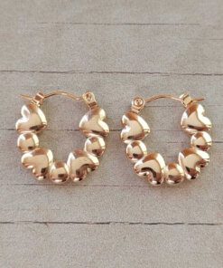 ARO DE ACERO DORADO ARGOLLA CHATA HUECA CON 4 CORAZONES. TAMAÑO 20 MM