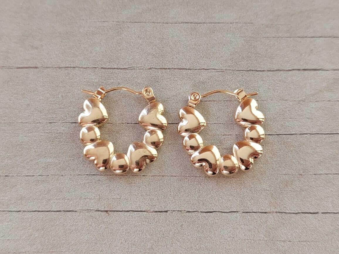 ARO DE ACERO DORADO ARGOLLA CHATA HUECA CON 4 CORAZONES. TAMAÑO 20 MM