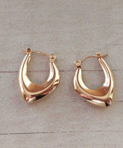 ARO DE ACERO DORADO ARGOLLA HUECA OVAL IRREGULAR. TAMAÑO 17 X 23 MM