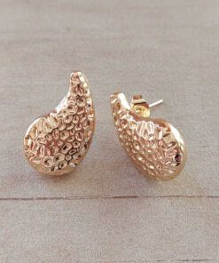 ARO DE ACERO DORADO GOTA MACISA MARTILLADA CON FRU FRU. TAMAÑO 14 X 22 MM