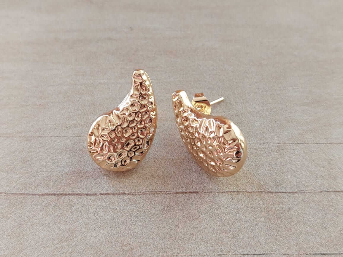 ARO DE ACERO DORADO GOTA MACISA MARTILLADA CON FRU FRU. TAMAÑO 14 X 22 MM