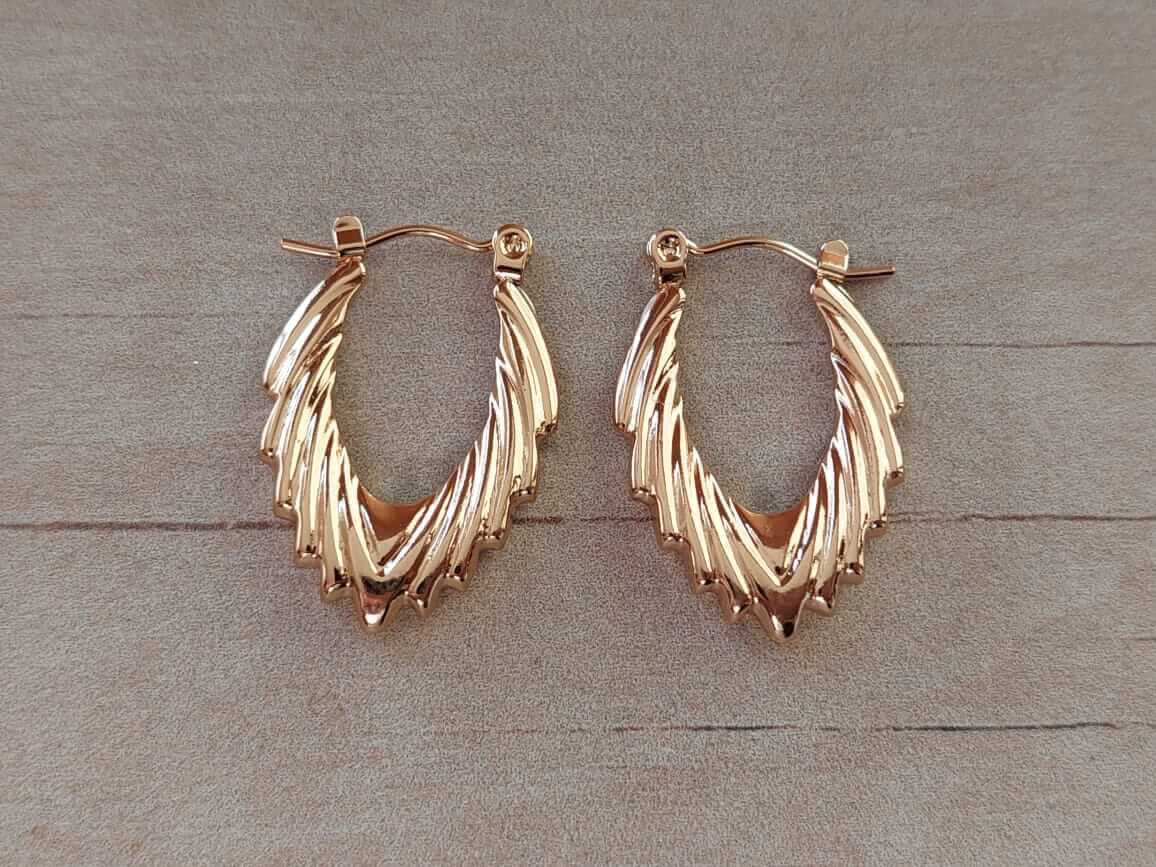 ARO DE ACERO DORADO ARGOLLA HUECA OVAL TRABAJADA. TAMAÑO 18 X 26 MM