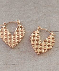 ARO DE ACERO DORADO ARGOLLA MACIZA CON FORMA DE CORAZÓN CON RELIEVE GEOMÉTRICO. TAMAÑO 20 X 21 MM