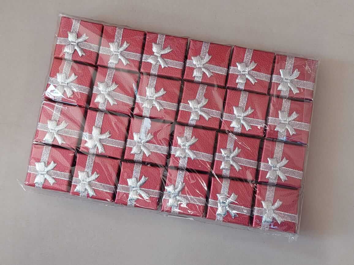 ESTUCHE PARA ANILLOS COLOR ROJO X 24 UNIDADES. MEDIDAS 4 X 4 CM