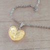 COLGANTE CADENA DE ACERO ESPEJITO CON DIJE CORAZÓN ACRÍLICO AMARILLO TAMAÑO 16 X 18 MM. LARGO 45 CM