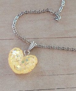 COLGANTE CADENA DE ACERO ESPEJITO CON DIJE CORAZÓN ACRÍLICO AMARILLO TAMAÑO 16 X 18 MM. LARGO 45 CM