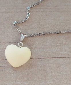 COLGANTE CADENA DE ACERO ESPEJITO CON DIJE CORAZÓN RESINADO AMARILLO TAMAÑO 20 X 15 MM. LARGO 45 CM