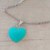 COLGANTE CADENA DE ACERO ESPEJITO CON DIJE CORAZÓN RESINADO VERDE TAMAÑO 20 X 15 MM. LARGO 45 CM