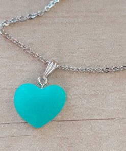 COLGANTE CADENA DE ACERO ESPEJITO CON DIJE CORAZÓN RESINADO VERDE TAMAÑO 20 X 15 MM. LARGO 45 CM