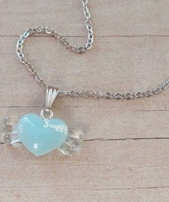 COLGANTE CADENA DE ACERO ESPEJITO CON DIJE CORAZÓN ALADO ACRÍLICO TRANSLUCIDO CELESTE TAMAÑO 15 X 25 MM. LARGO 45 CM