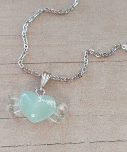 COLGANTE CADENA DE ACERO ESPEJITO CON DIJE CORAZÓN ALADO ACRÍLICO TRANSLUCIDO VERDE TAMAÑO 15 X 25 MM. LARGO 45 CM