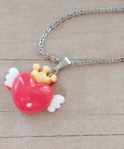 COLGANTE CADENA DE ACERO ESPEJITO CON DIJE CORAZÓN ALADO ACRÍLICO ROJO TAMAÑO 22 X 28 MM. LARGO 45 CM