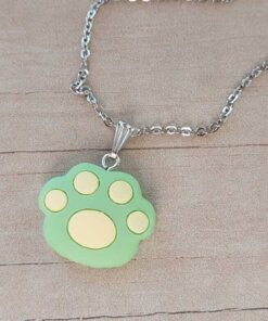 COLGANTE CADENA DE ACERO ESPEJITO CON DIJE HUELLITA RESINADA VERDE TAMAÑO 20 X 25 MM. LARGO 45 CM