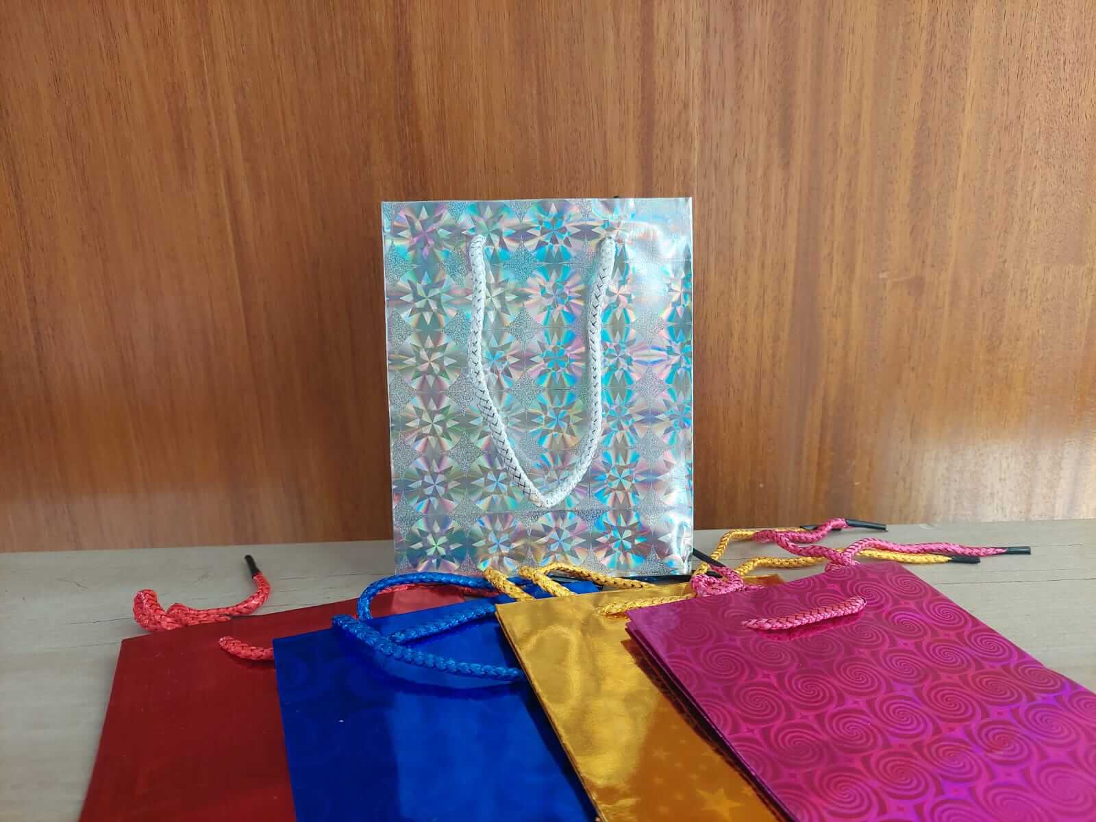 BOLSA DE PAPEL METALIZADA COLORES SURTIDOS 12 X 15 X 5,5 CM. PACK 12 UNIDADES.