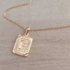 DIJE DE ACERO DORADO MEDALLA RECTANGULAR TRABAJADA EN RELIEVE CON INICIAL "F" Y CADENA ESPEJITO X 45 CM. TAMAÑO 15 X 20 MM