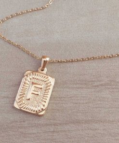 DIJE DE ACERO DORADO MEDALLA RECTANGULAR TRABAJADA EN RELIEVE CON INICIAL "F" Y CADENA ESPEJITO X 45 CM. TAMAÑO 15 X 20 MM