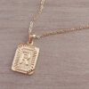 DIJE DE ACERO DORADO MEDALLA RECTANGULAR TRABAJADA EN RELIEVE CON INICIAL "R" Y CADENA ESPEJITO X 45 CM. TAMAÑO 15 X 20 MM