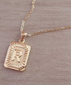 DIJE DE ACERO DORADO MEDALLA RECTANGULAR TRABAJADA EN RELIEVE CON INICIAL "R" Y CADENA ESPEJITO X 45 CM. TAMAÑO 15 X 20 MM