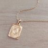 DIJE DE ACERO DORADO MEDALLA RECTANGULAR TRABAJADA EN RELIEVE CON INICIAL "O" Y CADENA ESPEJITO X 45 CM. TAMAÑO 15 X 20 MM