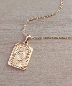 DIJE DE ACERO DORADO MEDALLA RECTANGULAR TRABAJADA EN RELIEVE CON INICIAL "O" Y CADENA ESPEJITO X 45 CM. TAMAÑO 15 X 20 MM