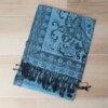 PASHMINA BÚLGARA AZUL JEAN CON FLORES Y GUARDA DE BORDE . 70 X 180 CM.