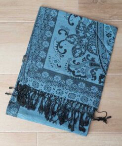 PASHMINA BÚLGARA AZUL JEAN CON FLORES Y GUARDA DE BORDE . 70 X 180 CM.