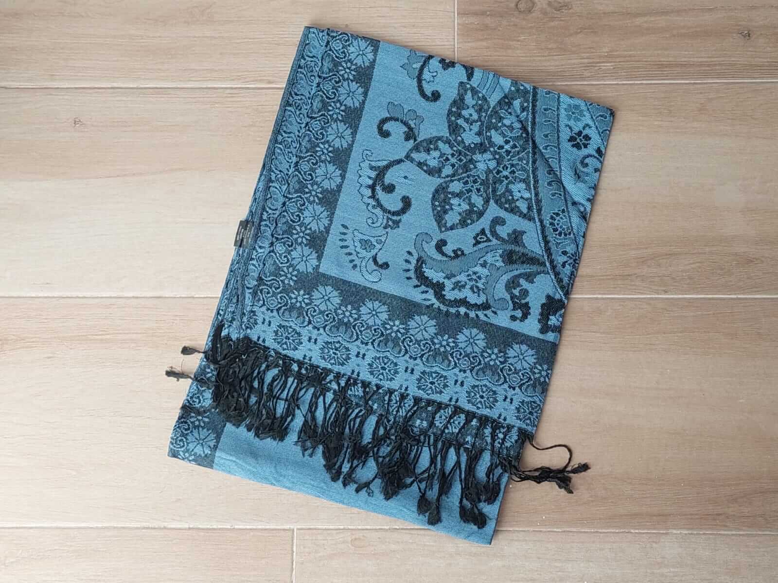 PASHMINA BÚLGARA AZUL JEAN CON FLORES Y GUARDA DE BORDE . 70 X 180 CM.