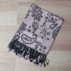 PASHMINA BÚLGARA ROSA CON FLORES SIN GUARDA DE BORDE . 70 X 180 CM.