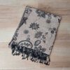 PASHMINA BÚLGARA BEIGE CON FLORES SIN GUARDA DE BORDE . 70 X 180 CM.