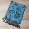 PASHMINA BÚLGARA AZUL JEAN CON FLORES SIN GUARDA DE BORDE . 70 X 180 CM.