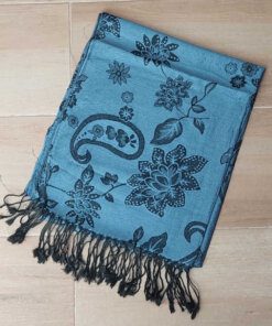 PASHMINA BÚLGARA AZUL JEAN CON FLORES SIN GUARDA DE BORDE . 70 X 180 CM.