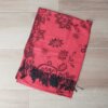 PASHMINA BÚLGARA ROJA CON FLORES SIN GUARDA DE BORDE . 70 X 180 CM.