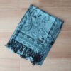 PASHMINA BÚLGARA CELESTE CON FLORES Y GUARDA DE BORDE . 70 X 180 CM.