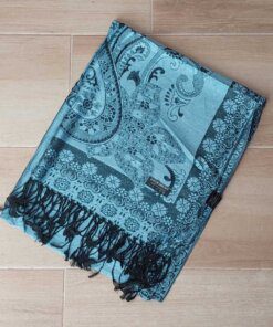 PASHMINA BÚLGARA CELESTE CON FLORES Y GUARDA DE BORDE . 70 X 180 CM.