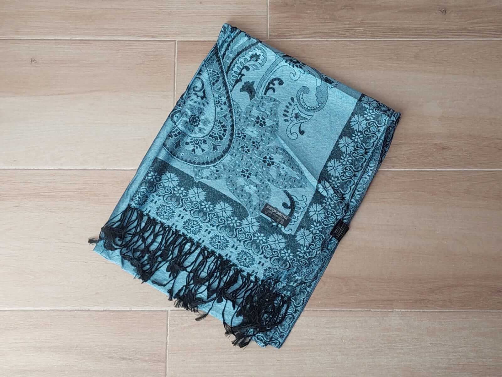 PASHMINA BÚLGARA CELESTE CON FLORES Y GUARDA DE BORDE . 70 X 180 CM.