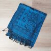 PASHMINA BÚLGARA AZUL CON FLORES Y GUARDA DE BORDE . 70 X 180 CM.