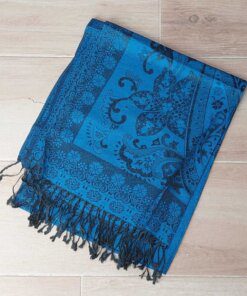 PASHMINA BÚLGARA AZUL CON FLORES Y GUARDA DE BORDE . 70 X 180 CM.
