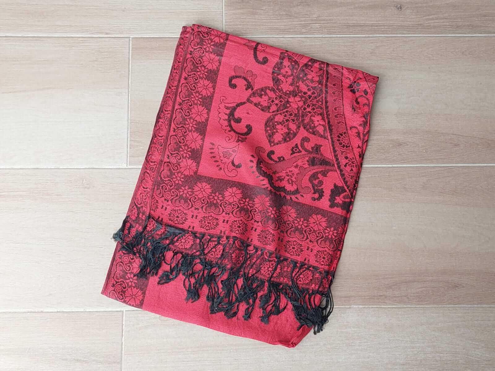 PASHMINA BÚLGARA ROJA CON FLORES Y GUARDA DE BORDE . 70 X 180 CM.