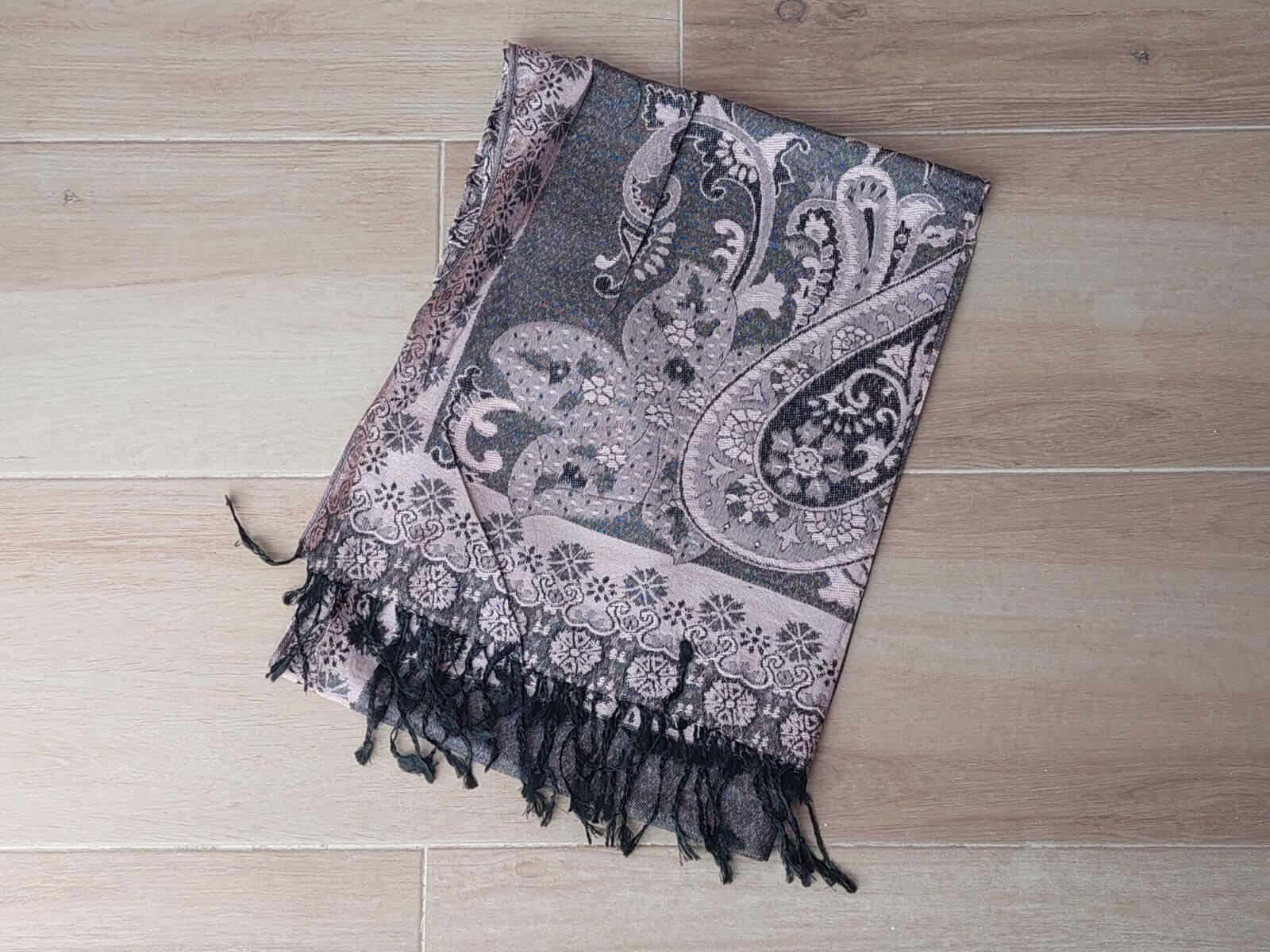 PASHMINA BÚLGARA ROSA CON FLORES Y GUARDA DE BORDE . 70 X 180 CM.