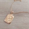 DIJE DE ACERO DORADO MEDALLA RECTANGULAR TRABAJADA EN RELIEVE CON INICIAL "Z" Y CADENA ESPEJITO X 45 CM. TAMAÑO 15 X 20 MM