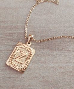 DIJE DE ACERO DORADO MEDALLA RECTANGULAR TRABAJADA EN RELIEVE CON INICIAL "Z" Y CADENA ESPEJITO X 45 CM. TAMAÑO 15 X 20 MM