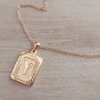 DIJE DE ACERO DORADO MEDALLA RECTANGULAR TRABAJADA EN RELIEVE CON INICIAL "Y" Y CADENA ESPEJITO X 45 CM. TAMAÑO 15 X 20 MM