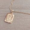 DIJE DE ACERO DORADO MEDALLA RECTANGULAR TRABAJADA EN RELIEVE CON INICIAL "T" Y CADENA ESPEJITO X 45 CM. TAMAÑO 15 X 20 MM