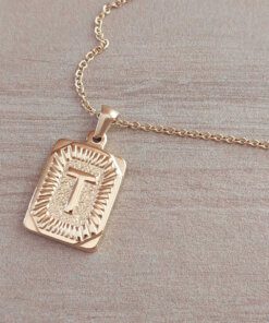 DIJE DE ACERO DORADO MEDALLA RECTANGULAR TRABAJADA EN RELIEVE CON INICIAL "T" Y CADENA ESPEJITO X 45 CM. TAMAÑO 15 X 20 MM