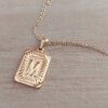 DIJE DE ACERO DORADO MEDALLA RECTANGULAR TRABAJADA EN RELIEVE CON INICIAL "M" Y CADENA ESPEJITO X 45 CM. TAMAÑO 15 X 20 MM